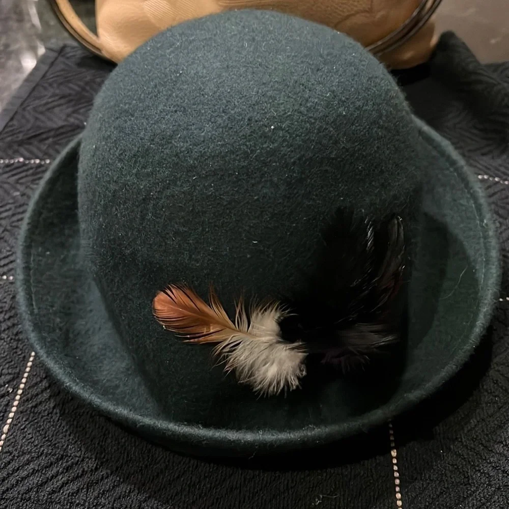 Green‎ women’s hat 100% wool feathers embellished